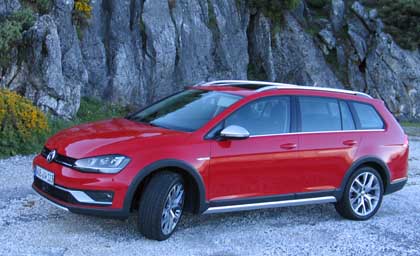 Golf Alltrack 18 tuuman vanteilla.