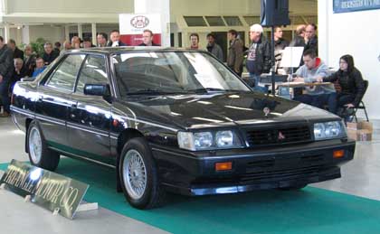 Mitsubishi Sapporo vuodelta 1988 on luksusauto.