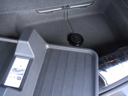Peugeot 508:n ureaa käyttävän SCR-katalysaattorin tarvitseman AdBlue-lisäaineen täyttöaukko on tavaratilan lattian alla.