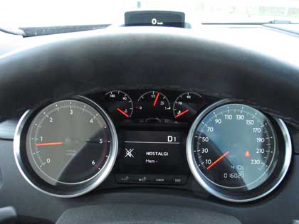 Peugeot 508:n mittaristossa on urheiluautoista tuttu öljynlämpömittari.