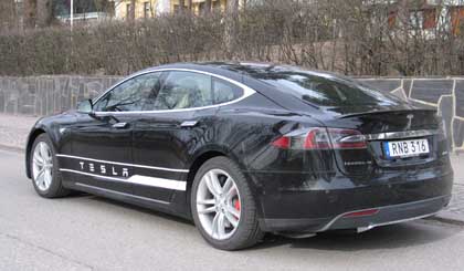 Tesla S P85D Dual Performance on ottanut mallia Jaguarin ja Maseratin muotoilusta.