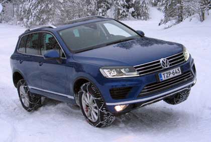 Volkswagen Touareg lumiketjujen kera on  talvioloissa varsin maastokelpoinen ajokki. 