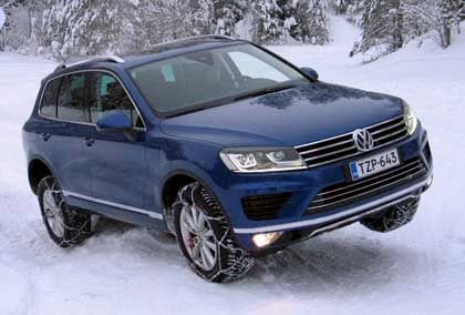 Volkswagen Touareg lumiketjujen kera on  talvioloissa varsin maastokelpoinen ajokki. 
