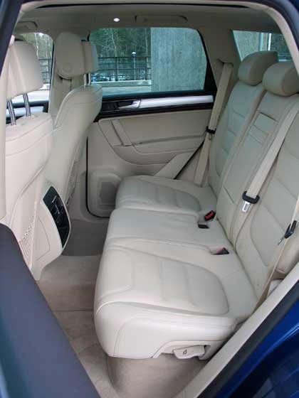 Volkswagen Touaregissa on tilavat takaistuimet.. 