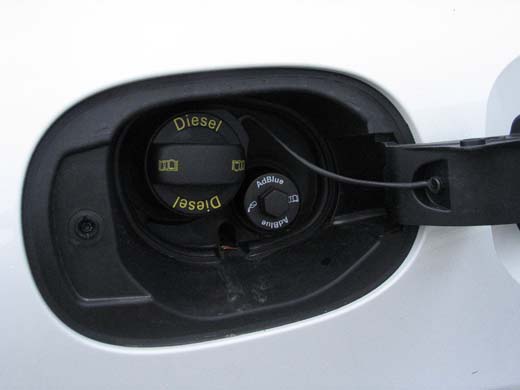 Monessa autossa AdBluen täyttöaukko on polttoaineen korkin vieressä kuten Porsche Macan S Dieselissä.