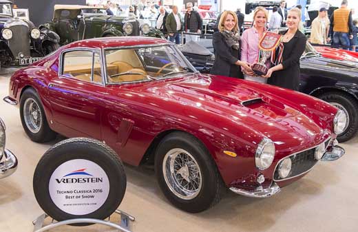 Kansainvälinen tuomaristo valitsi tapahtuman hienoimmaksi autoksi Axel Schuetten Esseniin tuoman Ferrari 250 GT SWB Berlinettan. Kaunottaret vasemmalta Philippa von Seydlitz, Daniela Beckmeier ja Linda Schuette. 