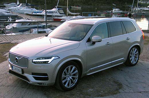 Volvo XC90:ssä on mittausten mukaan hyvät led-valot. Volvo on brändännyt uusien mallien ajovaloja Thorin vasaralla, kuvassa valaistuneena näkyvällä muodolla.