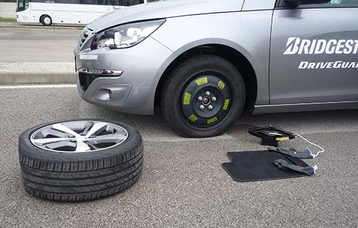 Varapyörä ei auta matkan jatkamisessa, jos rengaspaine on jäänyt tarkistamatta.
