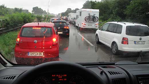 Stau eli saksalainen ruuhka on autobahneilla arkipäivää ja sekoittaa helposti matka-aikataulun. Matkailuauton perään kiinnitetyllä telineellä kulkeville polkupyörille löytyy käyttöä, kun autolle on löytynyt sopiva majapaikka.