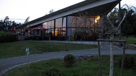 Monilta leirintäalueilta tai niiden naapurustoista löytyy vaihtoehto illallisen syömiselle autossa. Hünfeldissä paikallisen golfseuran ravintola on aivan Knaus Campingparkin naapurissa.