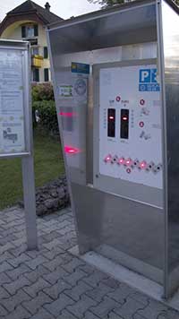 Camping Hüttenbergissä Eschenzissä Sveitsissä on kolikoilla toimiva Quickstop-automaatti myöhäisille tulijoille yhden yön pysähdystä varten. Laite hyväksyy sekä frangit että eurot