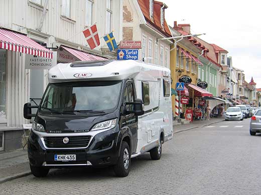 Van-tyylisen LMC Breezer V636:n 2,22 metrin leveys helpotti liikkumista ruotsalaiskaupunki Grännan kadulla. 