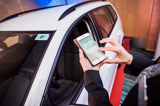 ALD:n yhteiskäyttöauton ovet avataan mobiililaitteella tai autossa olevalla RFID-tunnisteella, jos mobiiliverkko ei toimi.