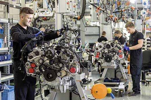 AMG-moottorit kootaan Affalterbachissa käsityönä. Kuvassa tuunattu Mercedes-Benzin V8-kone työn alla.