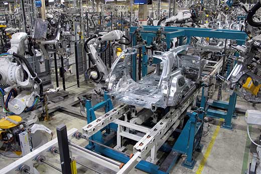 Mercedes-Benzin CLG-katumaastureiden tuotannon käynnistäminen oli koko Uudenkaupungin autotehtaan vaativin projekti. Se merkitsi koko tuotantolinjan päivittämistä ja Suomen suurimman robottihitsaamon rakentamista. Puolet vuonna 2015 Suomessa myydyistä teollisuusroboteista on Uudenkaupungin tehtaalla.