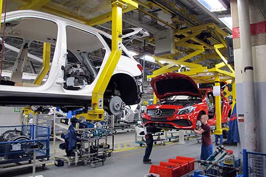 Tällä hetkellä Mercedes-Benzin A-mallit ja GLC-katumaasturit kulkevat samalla kokoonpanolinjalla. A-sarjan Mercedesten tuotanto on kuitenkin loppumassa tänä vuonna. Jatkossa Uuteenkaupunkiin on tulossa Mercedeksen uusi kompakti automalli. (