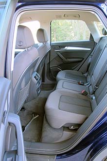 Audi Q5:n takapenkin reunapaikoilla on kohtuullisen hyvä istua, vaikka istuinkorkeus voisi olla vielä hieman korkeampi. Takapenkki liikkuu pituussuunnassa. 