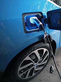 Sininen valo ilmoittaa, että sähkö-BMW latautuu. Valmistajan ilmoituksen mukaan akusto latautuu tavallisella kaapelilla kotipistokkeesta täyteen kahdeksassa tunnissa.