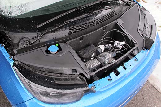 BMW:n nokkapellin alla on lokero latausjohdoille.
