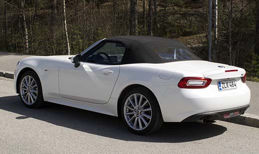 Rättikatto peittää näkyvyyden takaviistoon. Perän muotoilussa ei ole samanlaista hienostuneisuutta kuin alkuperäisessä 124 Sport Spiderissa.