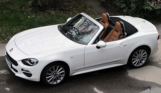 Koeajoauton valkoinen Ghiaccio-kolmikerroserikoisväri on Spiderin kallein värivaihtoehto. Sen verollinen lisähinta on 1189,58 euroa. Halvin vaihtoehto on valkoinen Gelato-pastelliväri eli jäätelönvalkoinen väri.