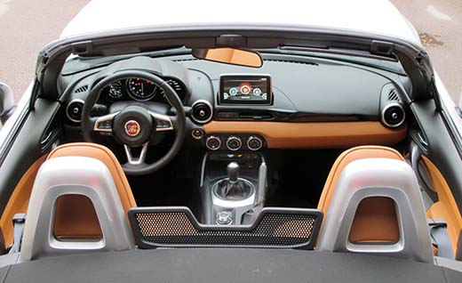 Kojelauta on tyylikkään puhdaslinjainen ja nahkasomiste tuo siihen ylellistä tuntua. Hallintalaitteet ovat kaikki luontevissa paikoissa. 