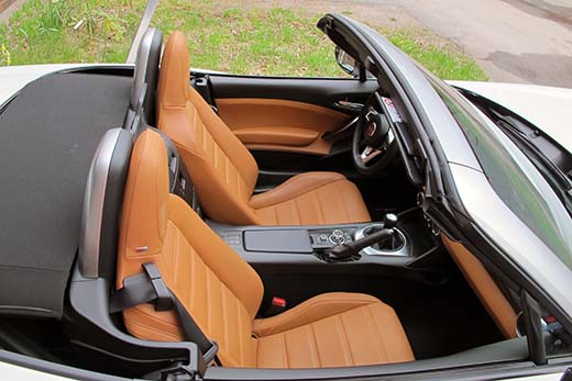 Spiderin istuimet ovat kapeat niin selän kuin lantion kohdalta. Istuinosan sivuttaistuet painavat normaalikokoisenkin ihmisen reisiä, tilaa on vain hoikille autoilijoille. 