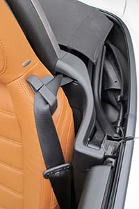 Raot ja niistä pilkottavat mekanismit alaslasketun katon molemmin puolin eivät näytä kovin huolitelluilta. 