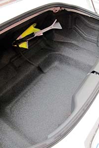 Tavaratilaa on syvällä perän uumenissa 140 litraa.