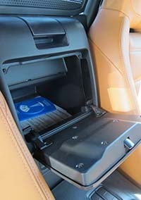 Fiatin ohjaamon ainoa jotensakin järkevä säilytyslokero on istuinten välissä ohjaamon takaseinässä. 