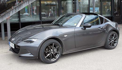 Mazda MX-5 tuli markkinoille vuonna 1989. Alun perin hyvin puhdaslinjainen ja Lotus Elania muistuttanut Mazda on vuosikymmenten myötä muuttunut koukeroisemmaksi. 14 senttiä Fiat lyhyempi Mazda näyttää selvästi pienemmältä. (