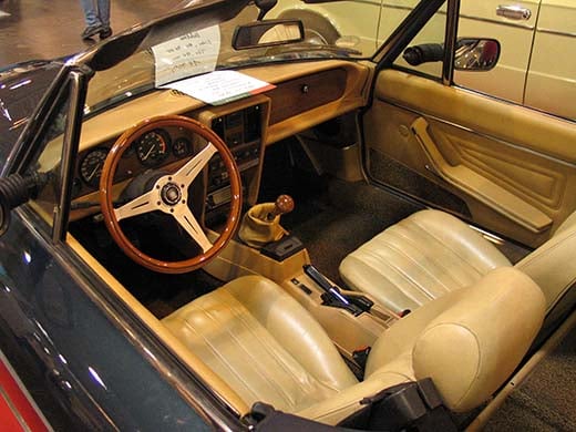 Klassista Fiat 124 Sport Spideria valmistettiin eri kehitysmuodoissaan vuosina 1966-1985 ja ulkonäkö säilyi pääosin samanlaisena viime vuosiin asti, jolloin sitä myytiin Pininfarina Spider Europana. Kuvat Techno Classicasta Essenistä vuodelta 2011.