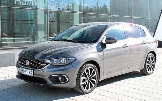 Ulkonaisesti Fiat Tipo on nykymuodin mukainen, ja sen ulkoasu tuo mieleen Peugeot 308:n. Mitään erityisen persoonallista Fiatin muotoilussa ei ole, mutta lopputulos on tyylikäs. 