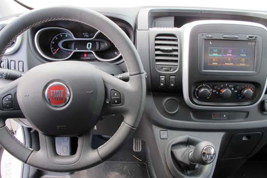 Trafikin peruja oleva, Renault´lle tyypillinen mittaristo on informaatioltaan niukka. Nopeus näkyy vain numeroina. Manuaali-ilmastointi on vakiovaruste. Automaattisen lisähinta on 415-500 euroa. Ratin oikealla puolella näkyvä vakionopeussäätimen kytkin on sekin Renault´n tyyliä. 