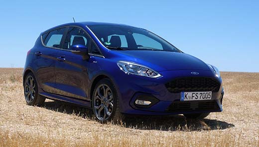 Uuden Ford Fiestan olemus on kuin vanha tuttu, mutta silti täysin uusi. Kylkien painanteet tuovat valojen varjojen leikkiä muotoihin.