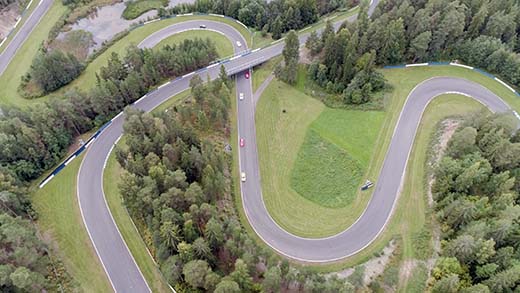 Syheröinen Ahveniston moottorirata Hämeenlinnassa on oiva paikka nopean ajon renkaiden kokeilemiseen.