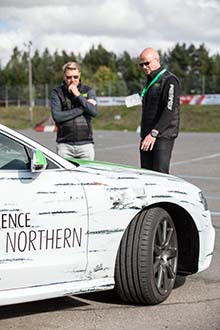 Hakka Black 2:n testaustyössä mukana ollut F1-maailmanmestari Mika Häkkinen osallistui Ahvenistolla järjestettyyn lehdistöesittelyyn ja kuunteli varikolla myös markkinointijohtaja Antti-Jussi Tähtisen ajatuksia. 