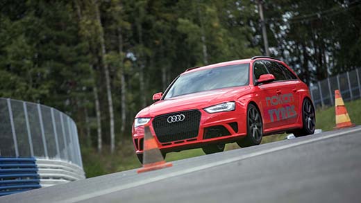 Mukavuudesta huolimatta Hakka Black 2 -renkailla sivuttaispito on hyvä Ahveniston radan neulasilmässäkin. 