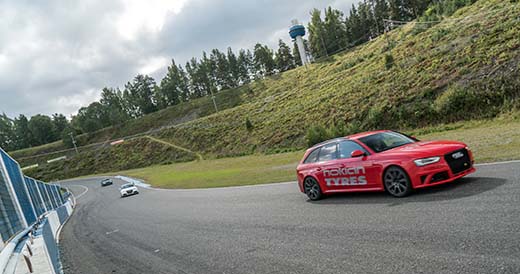 Ahveniston varikolta ylämäkeen kaarrettaessa sai hyvää tuntumaa Hakka Black 2:n ohjautuvuuteen. 