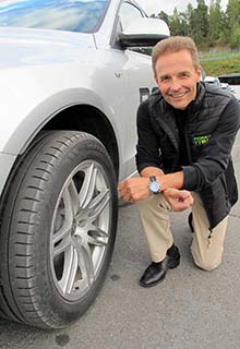 ”Myös katumaastureihin tehdyn Hakka Blue 2 SUV:n mukavuus tulee rakenteesta, ei pehmeämmistä komponenteista. Siksi renkaan kestävyys ei kärsi”, Nokian Renkaiden Matti Morri kertoo. 