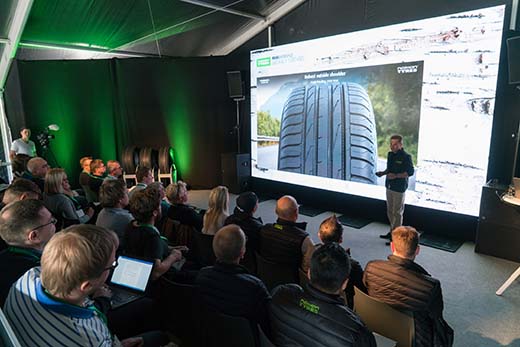 Nokian Renkaiden Matti Morri esittelee Hakka Blue 2:n maastokynsiä, kivenpoistajia ja kiillotettuja uria lehdistölle.