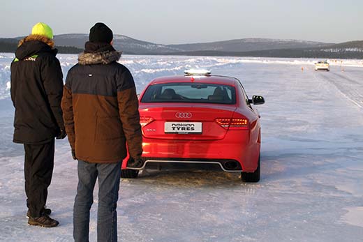 Uuden ysin pitkittäispitoa testattiin Ivalossa muun muassa jarrutuskokeella, jossa Hakkapeliitta käyttäytyi moitteettomasti. 