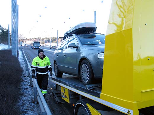 Tiepalvelun yhteystiedot on hyvä pitää autossa käsillä. Kuvan tapauksessa auto oli jäänyt niin pahaan paikkaan, että sen sisään ei kannata jäädä odottamaan apua vaan mennä turvallisempaan paikkaan sivummalle.
