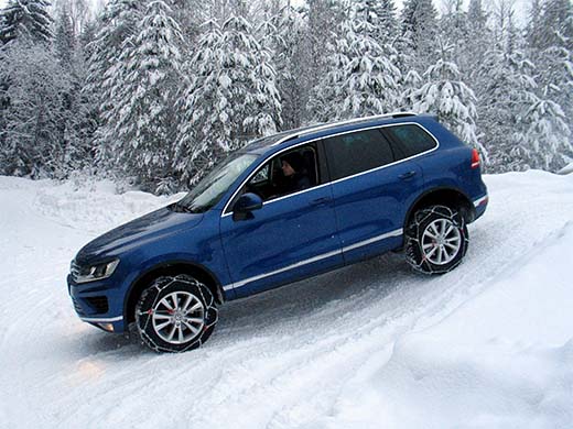Kun renkailta vaaditaan todella hyvää pitoa, täytyy turvautua lumiketjuihin. Niiden asentaminen autoon on helpompaa kuin luulisi. Vauhti täytyy ketjuilla pitää hyvin maltillisena. 