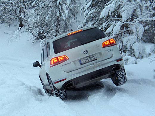 Lumisessa maastossa autolta vaaditaan paljon, mutta ilmajousitettu nelivetoinen maasturi menee taitavasti ajaen pahoistakin paikoista. 