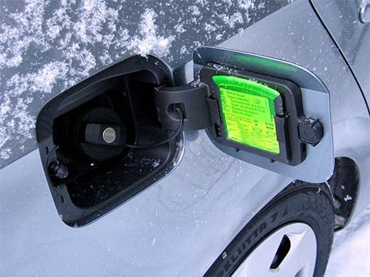 Polttoainesäiliö kannattaa täyttää varmuuden vuoksi jo edellisenä päivänä ennen matkaa lähtöä ettei asia unohdu. Jäänraaputtimia on hyvä varata mukaan – kaikissa autoissa skrapoille ei ole yhtä käteviä säilytyspaikkoja kuin kuvan Škodassa.
