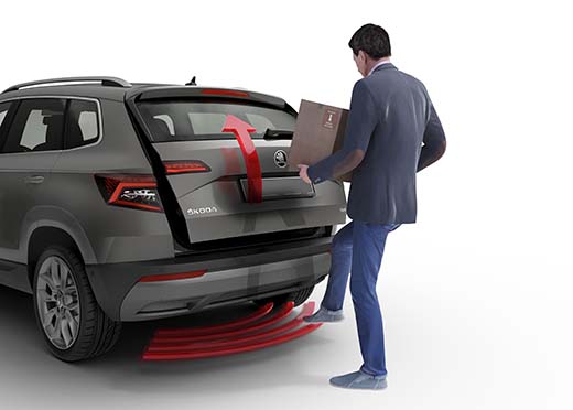 Style-varusteisessa Karoqissa on virtuaalipoljin eli jalkaa auton alla sivusuunnassa heilauttamalla aukeava sähkötoiminen takaluukku.