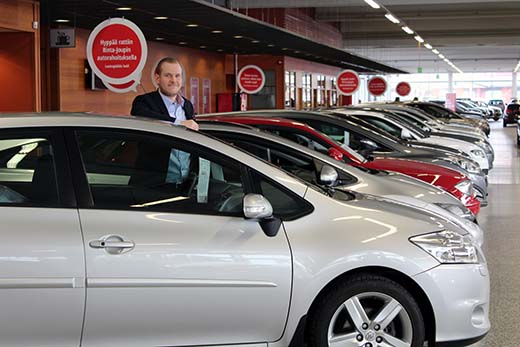 ”Käytetyn auton hintataso määräytyy esimerkiksi vuosimallista, ajomäärästä, lisävarusteiden määrästä, yleiskunnosta ja huoltohistoriasta”, Jukka Myntti Rinta-Joupin Autoliikkeestä toteaa.