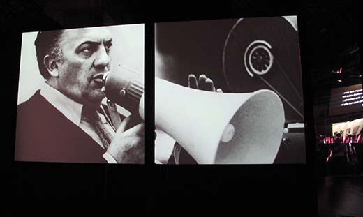 Kia Stingerin lanseeraustilaisuudessa siteerattiin legendaarista italialaista elokuvaohjaajaa Federico Felliniä. 