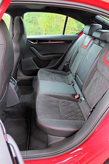 Takapenkkiläisillä on hyvin jalkatilaa. Istuimet noudattelevat takanakin RS:n ilmettä. 